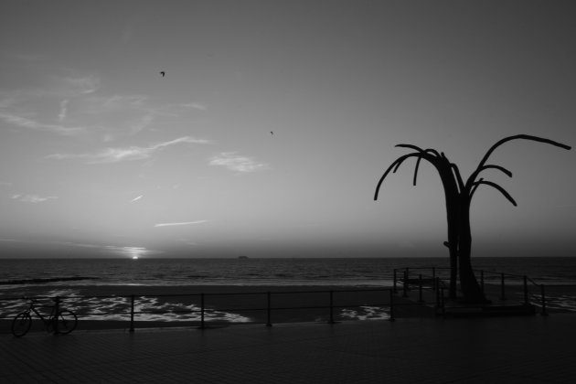 Zonsondergang en de dansende golven.