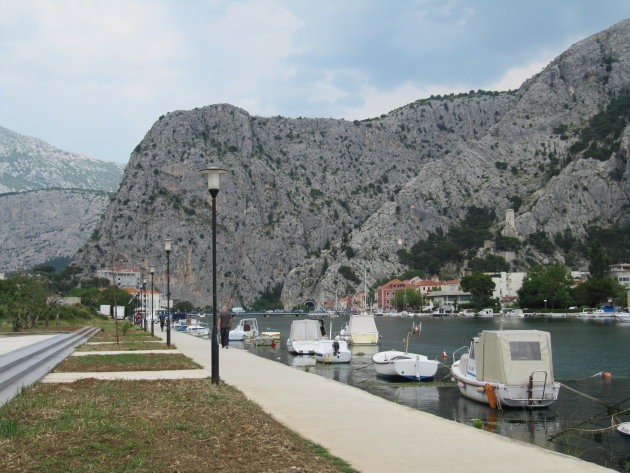 Boulevard langs rivier Cetina, Omis, Dalmatië