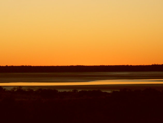 Het laatste beetje licht brengt de mooiste rode gloed over de woestijn in Australie