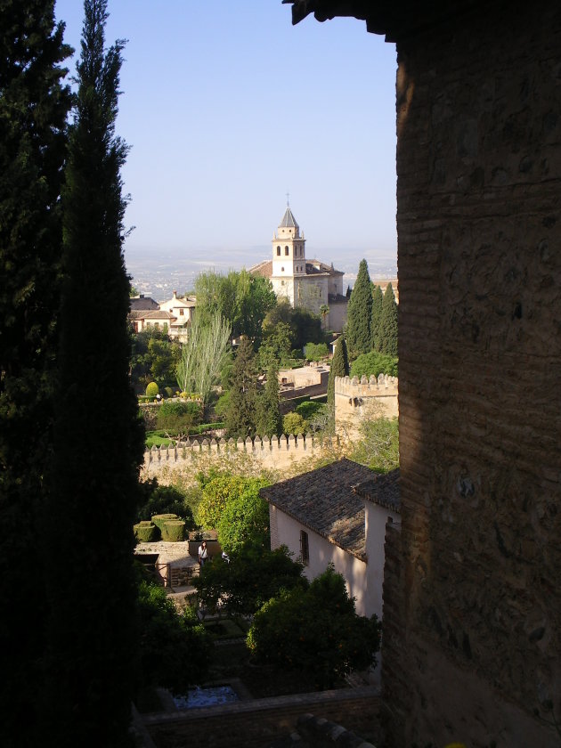 Uitzicht op toren vanuit Alhambra 