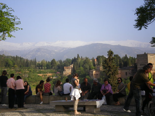 Het Spaanse buitenleven aan de rand van Granada met uitzicht op Alhambra en eeuwige sneeuw