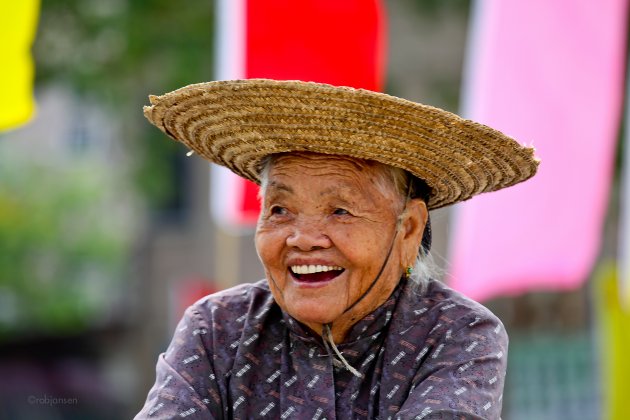 Portret van lachende dame op leeftijd