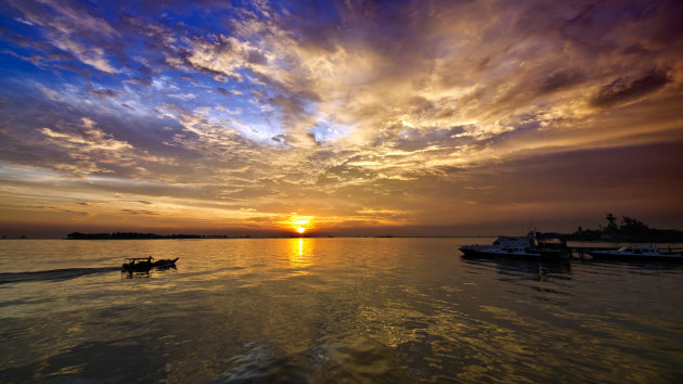 zonsondergang gezien vanaf pantai gapura, makassar, sulawesi, indonesie.