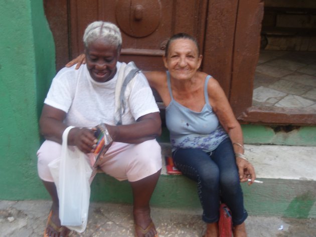 Twee omaatjes voor hun huis in Havana, Cuba
