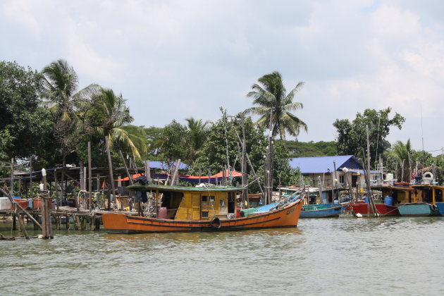 Een vissersboot in de haven van Kuantan
