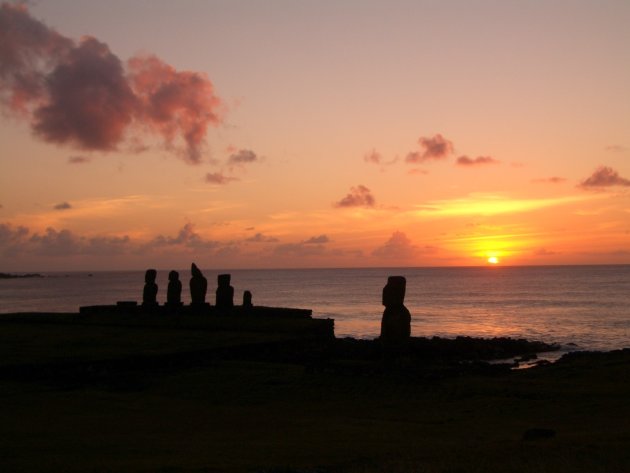 Moai bij zonsondergang