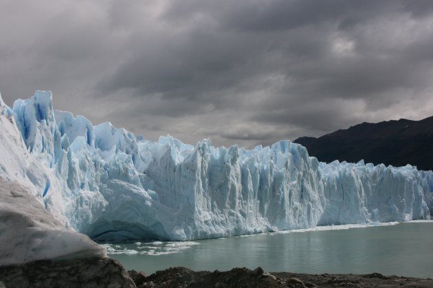 Donkere wolken pakken samen boven Perito Moreno gletsjer in het zuiden van Patagonië. 