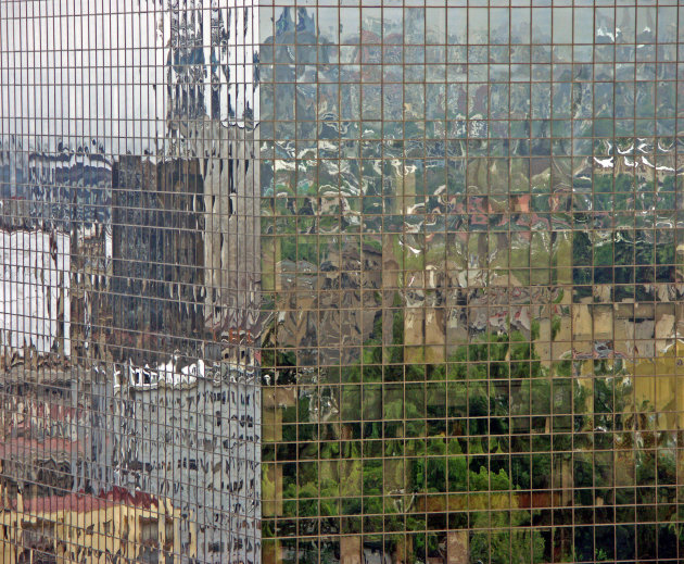 Weerspiegeling in flatgebouw