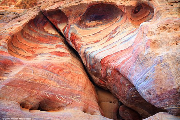 Detail van de prachtig gekleurde rotsen in Petra