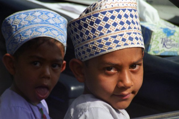 Jongetjes op de souq in Nizwa