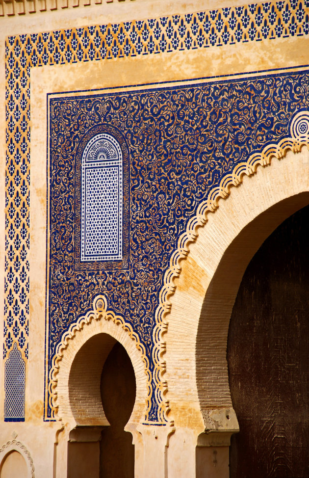 Rijkelijk gedecoreerde Blauwe poort naar medina Fes