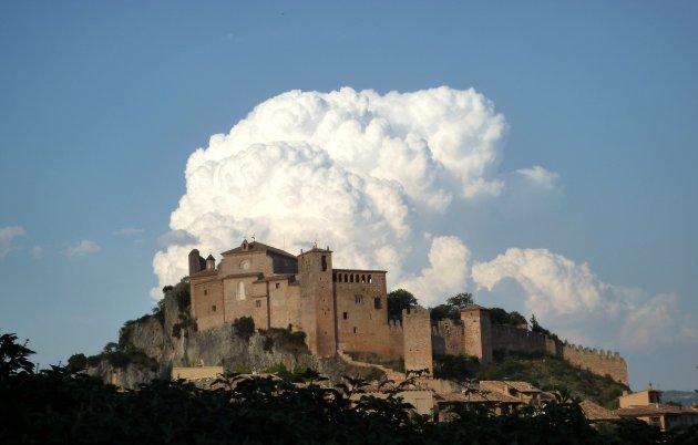 Wonderlijke wolk boven Alquézar