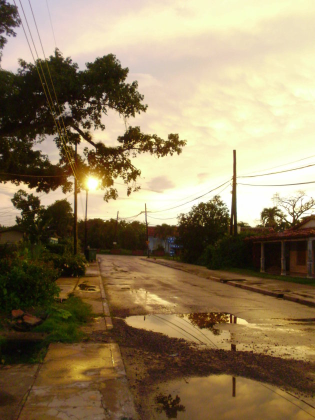 Zonsondergang na een tropische regenbui in Vinales