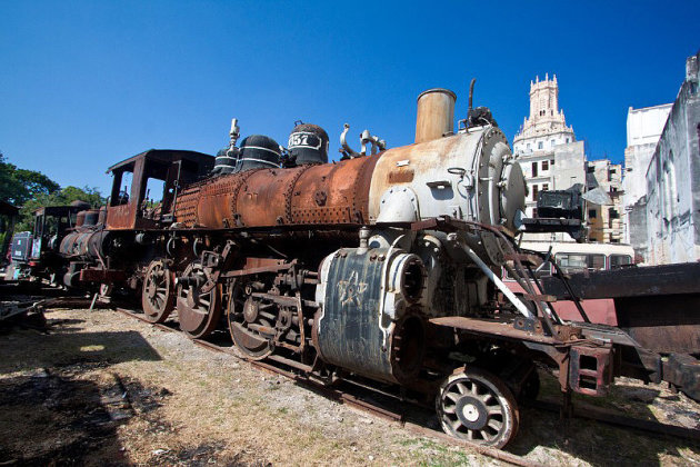 Verroeste locomotieven in het centrum van Havana