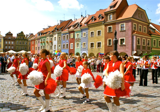 Zomermaanden in het centrum van Poznan. 