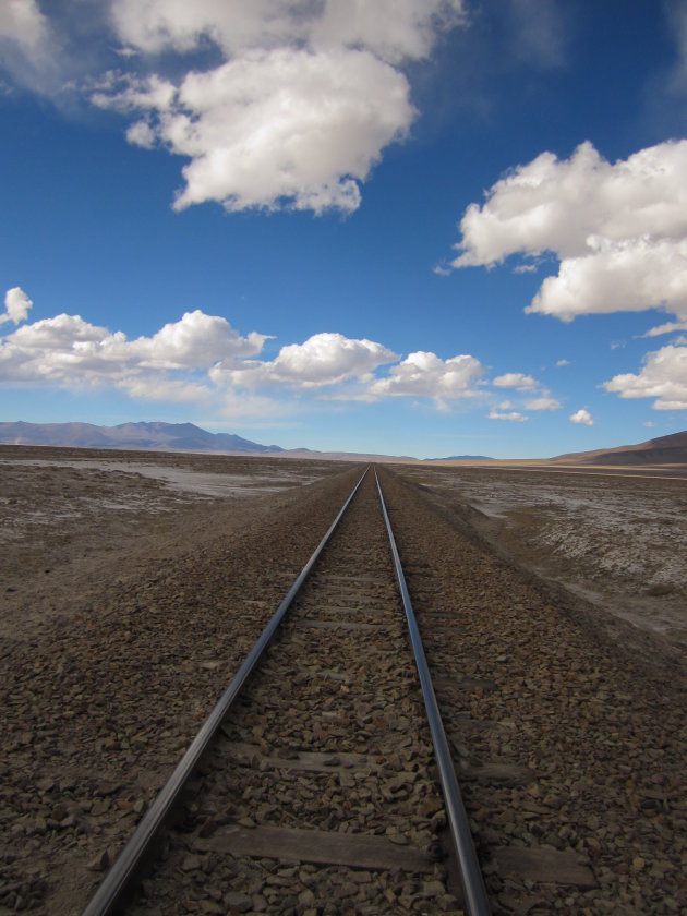 Spoorlijn in een zeer verlaten gebied in Bolivia