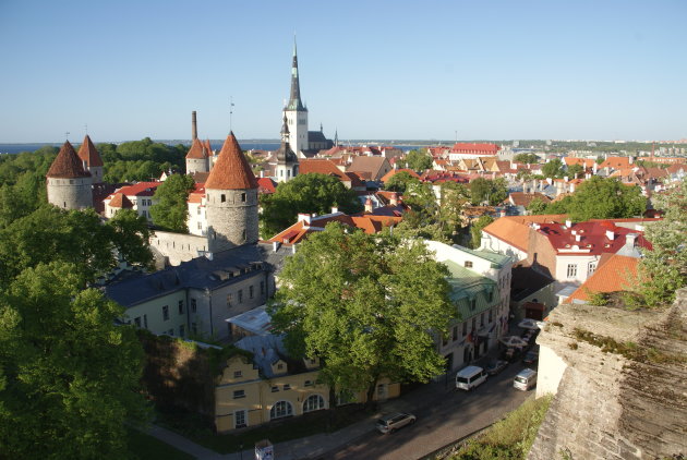Tallinn, met zijn middeleeuwse stadmuur incl. torens