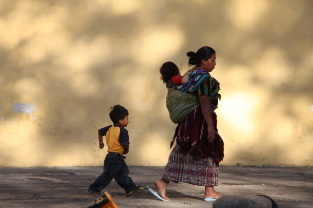 Moeder en kinderen in de straten van Antigua
