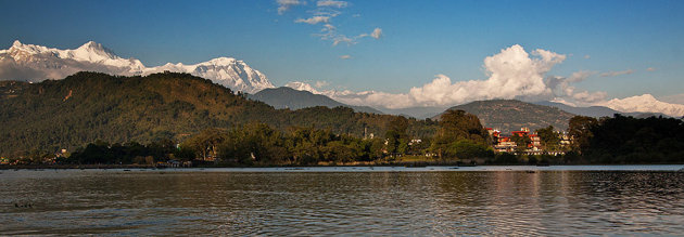 De Himalaya reuzen vanaf het meer in Pokhara
