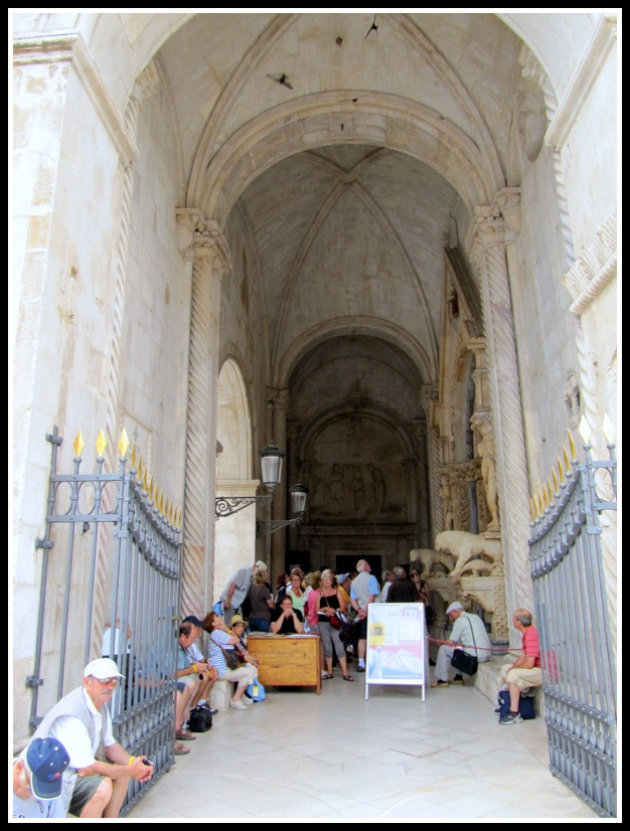  Bij de ingang St.Laurentius kathedraal, Trogir, Dalmatië. 