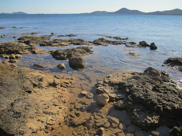 rotsen bij het water in Biograd