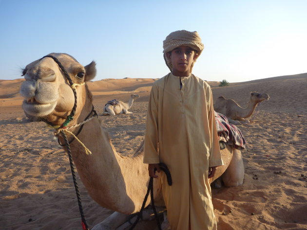 Jonge Omani in de woestijn