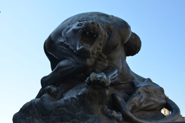 standbeeld van man die worsteld met een leeuw