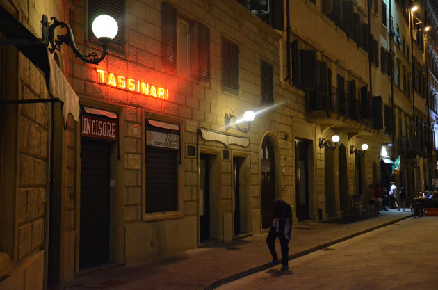 dronken man neon straat Florence