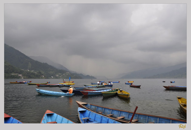 bootjes op het meer voor de regen