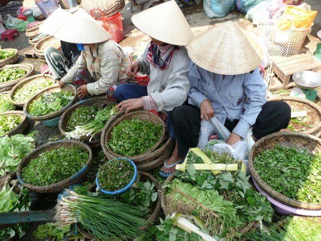 Vietnamese vrouwen op een markt 