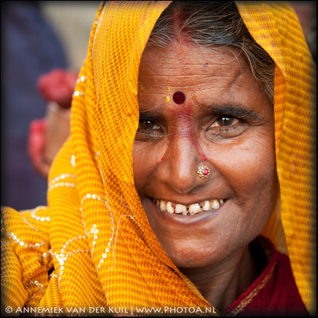 Indiase vrouw in stralend geel