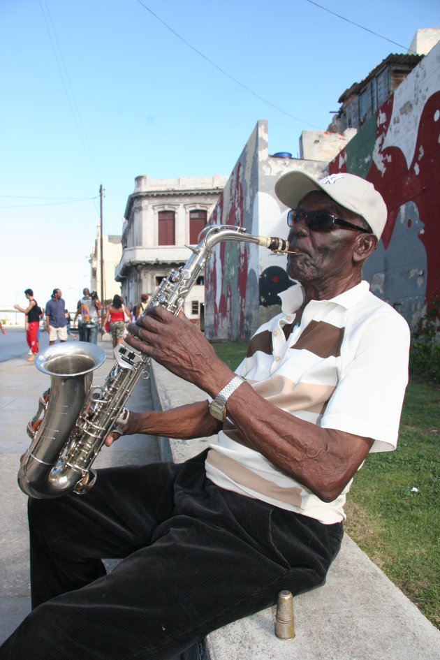 Cubaanse man speelt op saxafoon