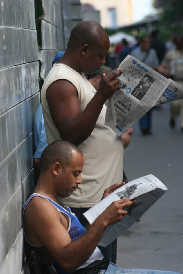Straatbeeld van Havana, krant lezende mannen