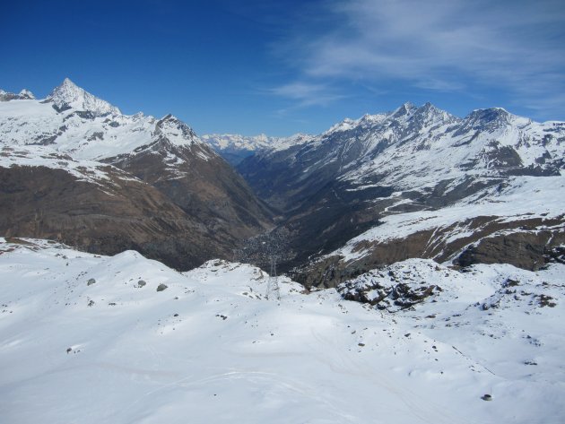 Het mooie dorpje Zermatt , omgeven door bergen.