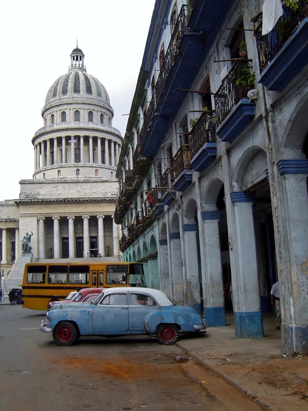 Straatbeeld van Havana met kijk op El Capitolio