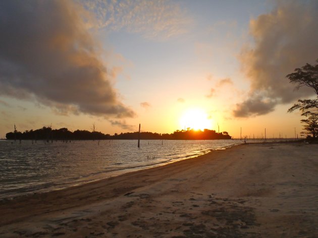 Zonsopgang aan prive strand in Brokopondomeer