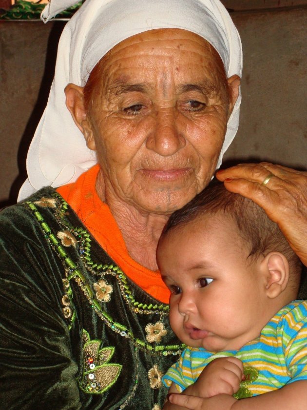 Trotse, liefhebbende oma met haar kleinzoon