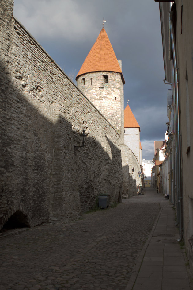 De oude stadsmuur van Tallinn