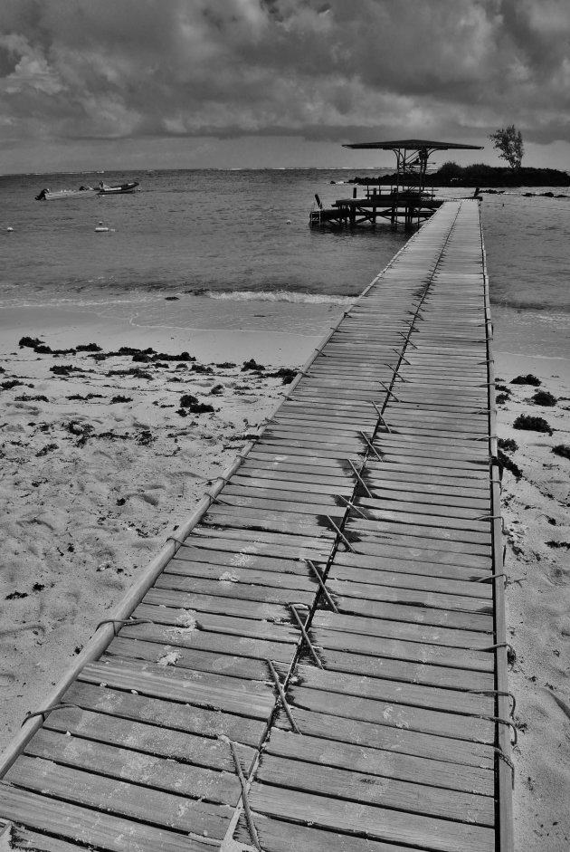 Piertje bij het strand van Belle Mare.