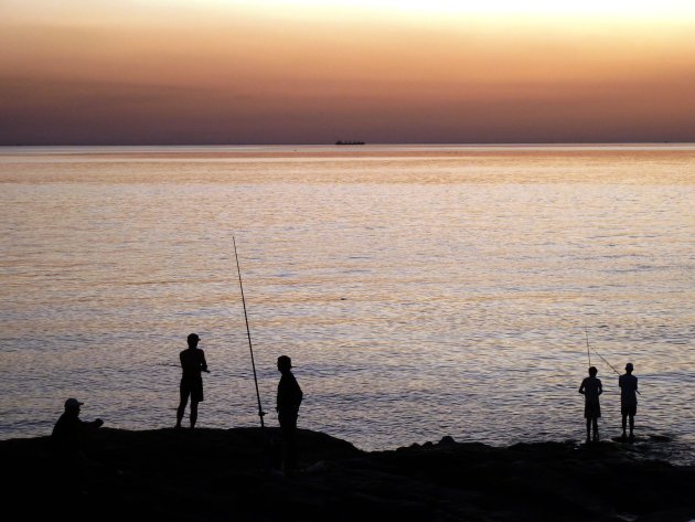 vissen tijdens zonsondergang