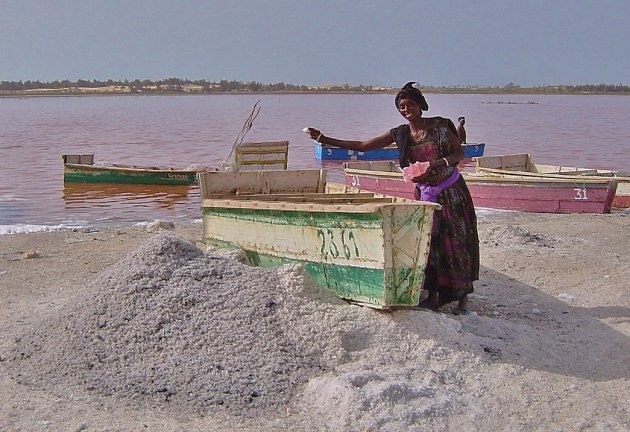 Zoutwerkster bij Lac Retba