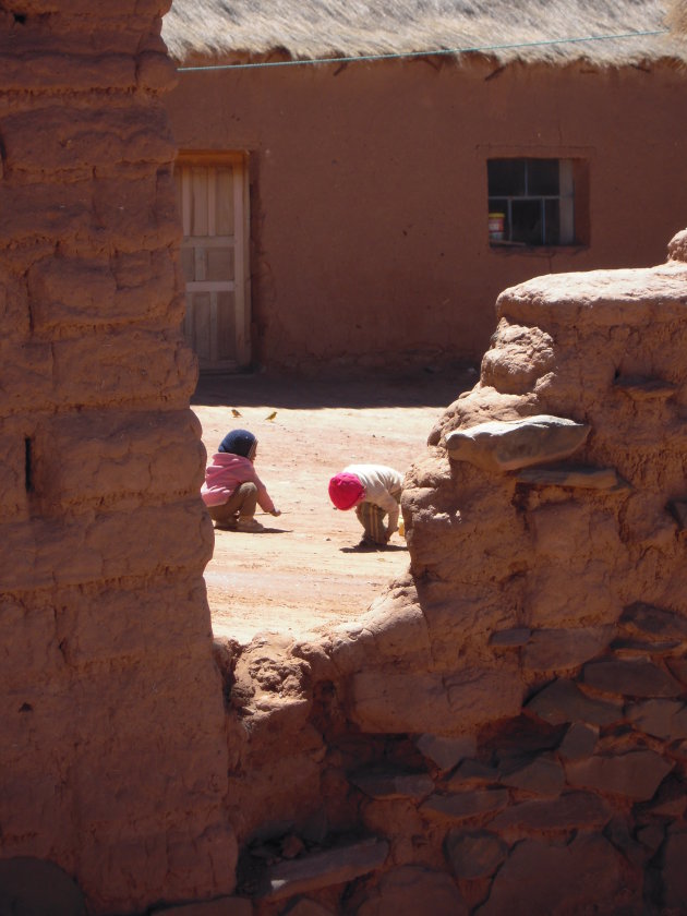 Spelende kindjes in een bergdorpje in Bolivia