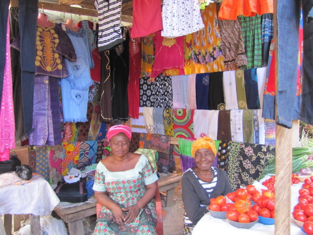 Kleding te koop op de markt in Bolgatanga