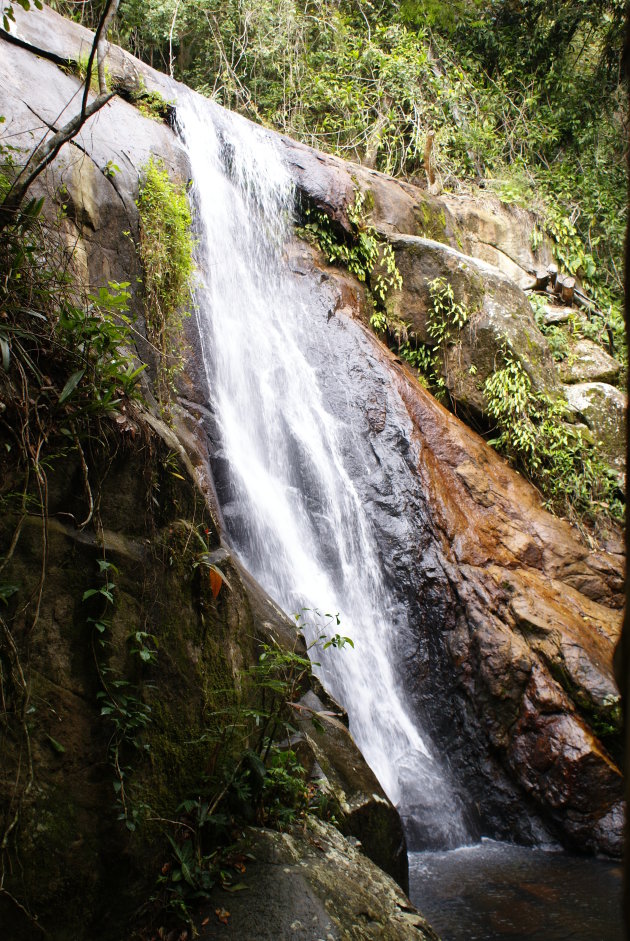 uitzicht op een waterval te Iha Granda