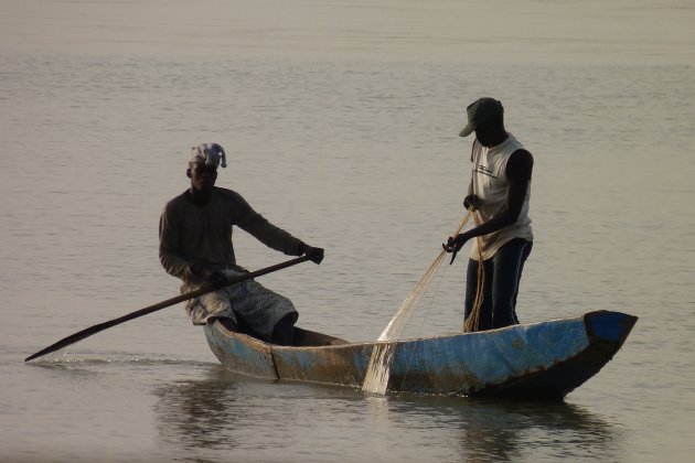 Vissers op de Gambiarivier