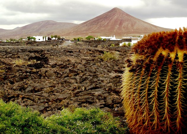 Oeroude vulkanen en lava.