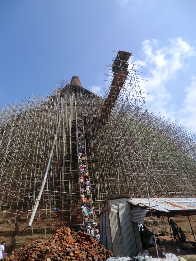 De bouw van een stupa