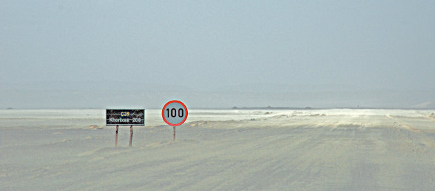 snelheidsbeperking op het strand van Skeleton Coast.