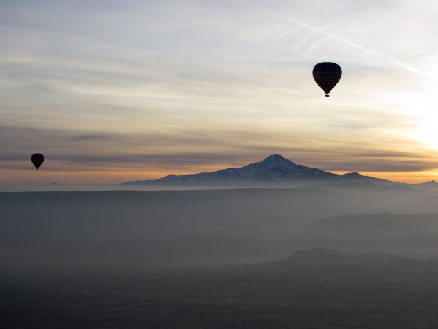 Luchtballonnen boven Cappadocië