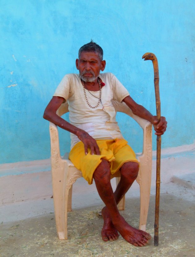 oud mannetje in klein dorpje in Bandhavgarh NP